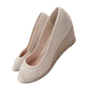 NWOT! BANDOLINO! CREAM W/WHITE EMBROIDERY FABRIC, PEEP TOE WEDGE HEELS! 8.5M